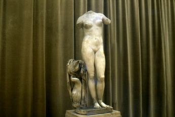 Aphrodite. A hadrianic-era copy of a late-hellenistic original.